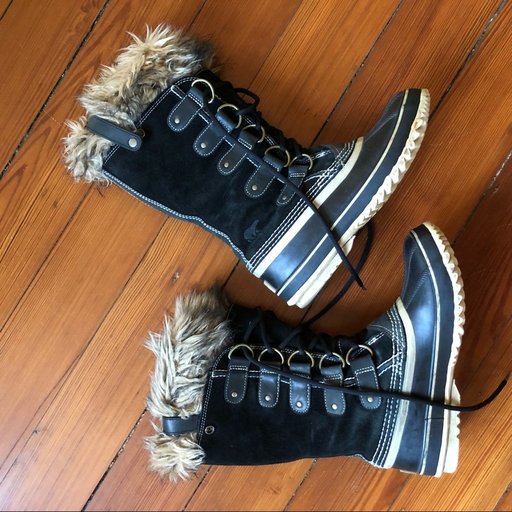 Sorel Joan of Arctic boots, black lace up/fur trim